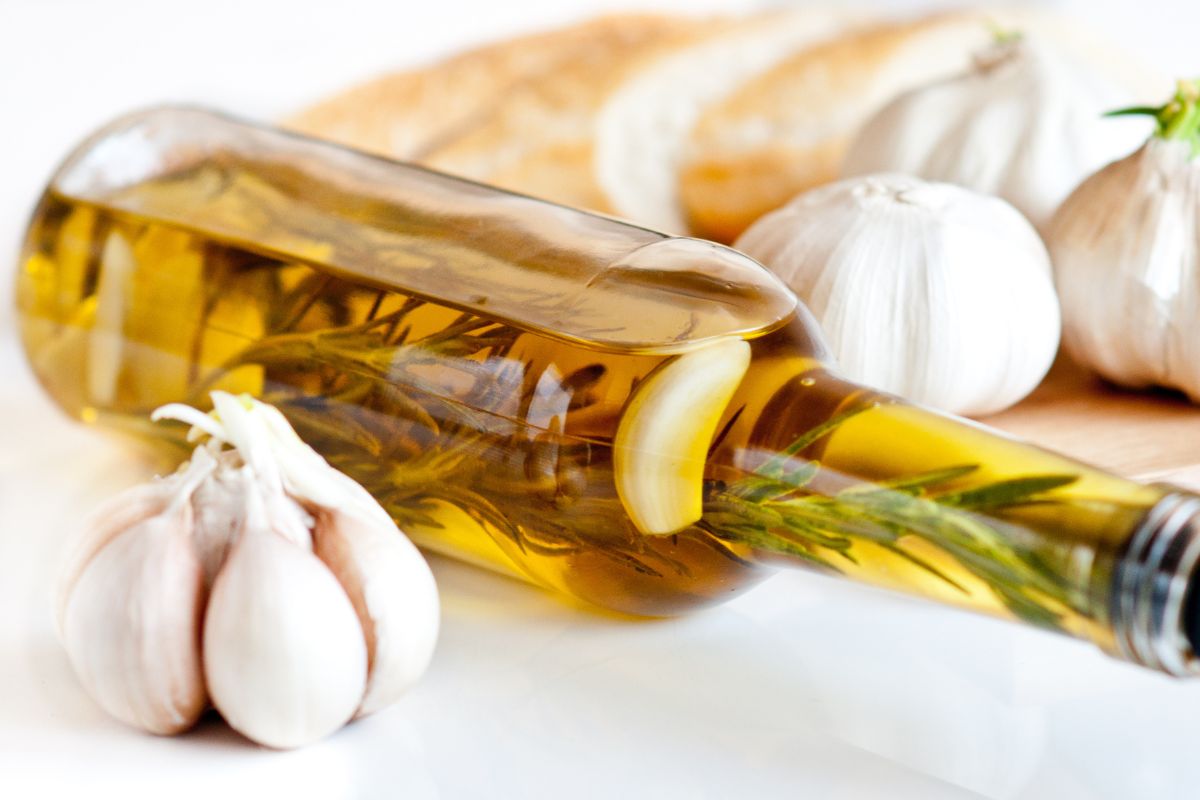 Olio aromatizzato all’aglio, come usarlo in cucina